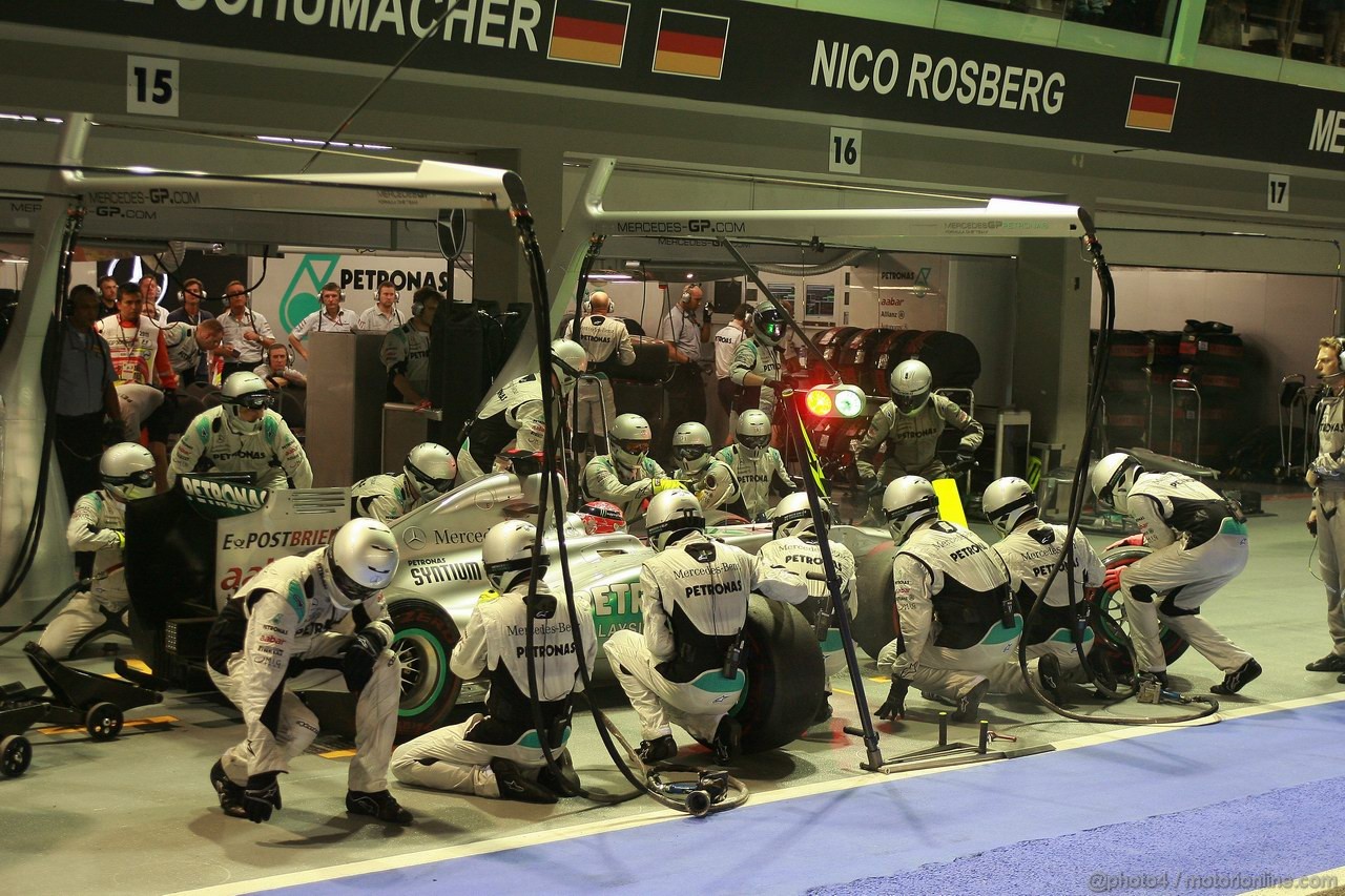GP SINGAPORE, 25.09.2011- Gara, Pit Stop, Michael Schumacher (GER), Mercedes GP Petronas F1 Team, MGP W02 