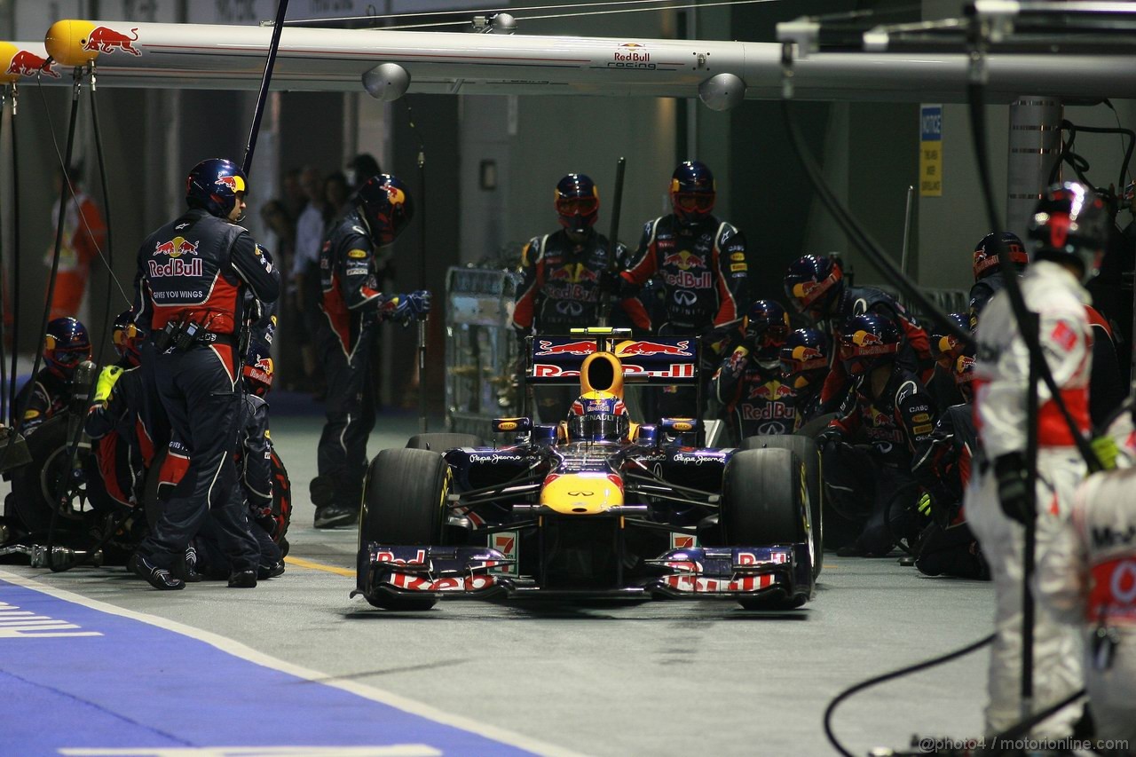 GP SINGAPORE, 25.09.2011- Gara, Pit Stop, Mark Webber (AUS), Red Bull Racing, RB7 