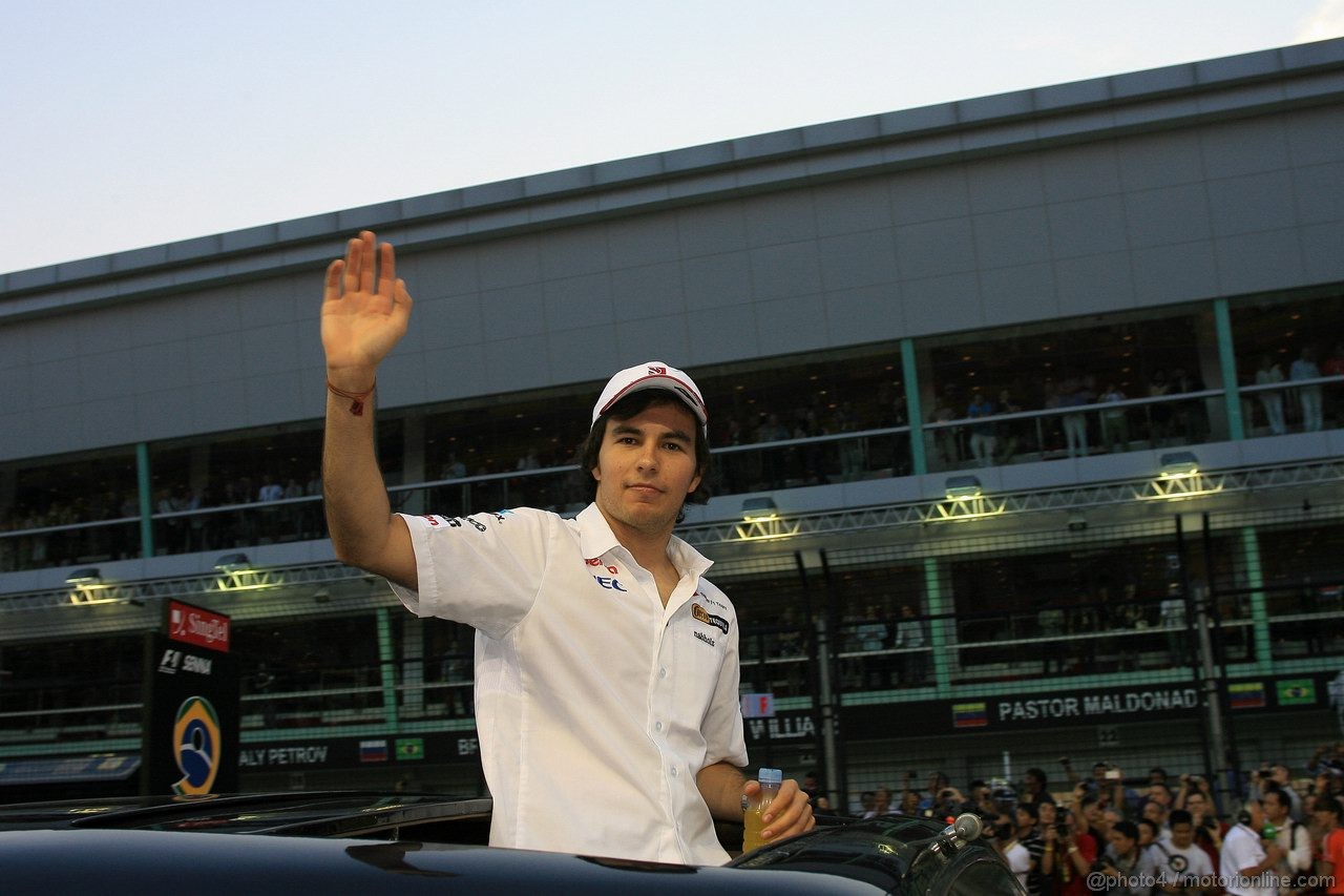 GP SINGAPORE, 25.09.2011- Sergio Pérez (MEX), Sauber F1 Team C30 at drivers parade  