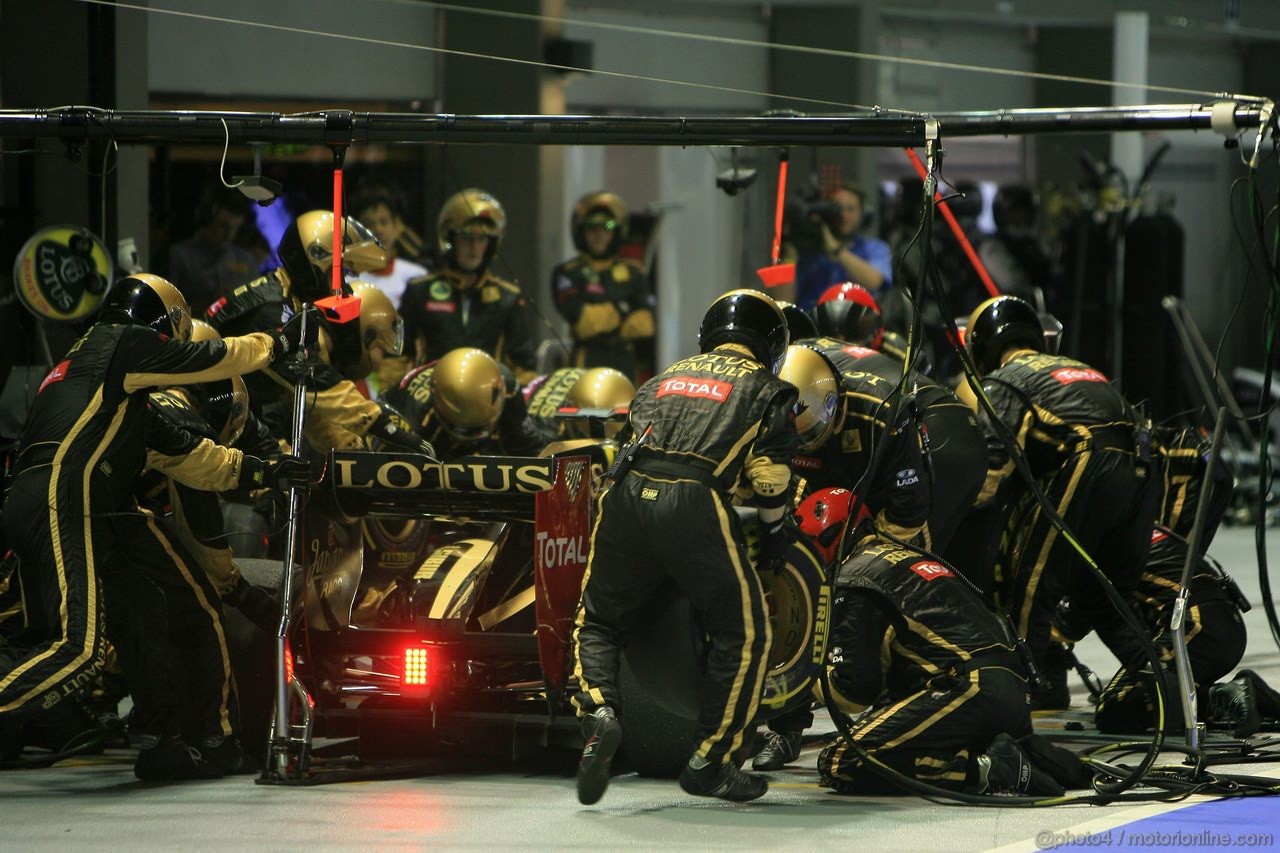 GP SINGAPORE, 25.09.2011- Gara, Pit Stop, Bruno Senna (BRA), Lotus Renault GP R31 