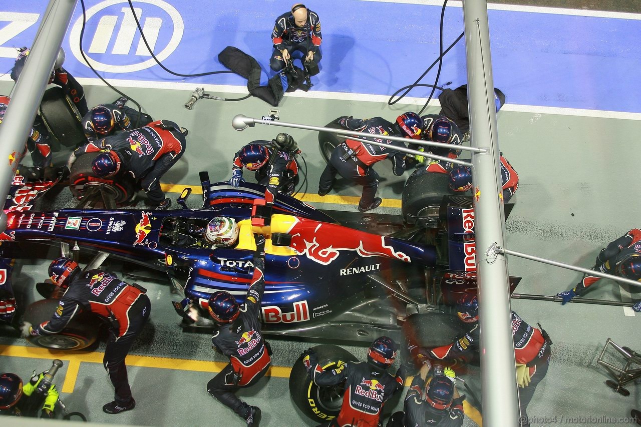 GP SINGAPORE, 25.09.2011- Gara, Pit Stop, Sebastian Vettel (GER), Red Bull Racing, RB7 