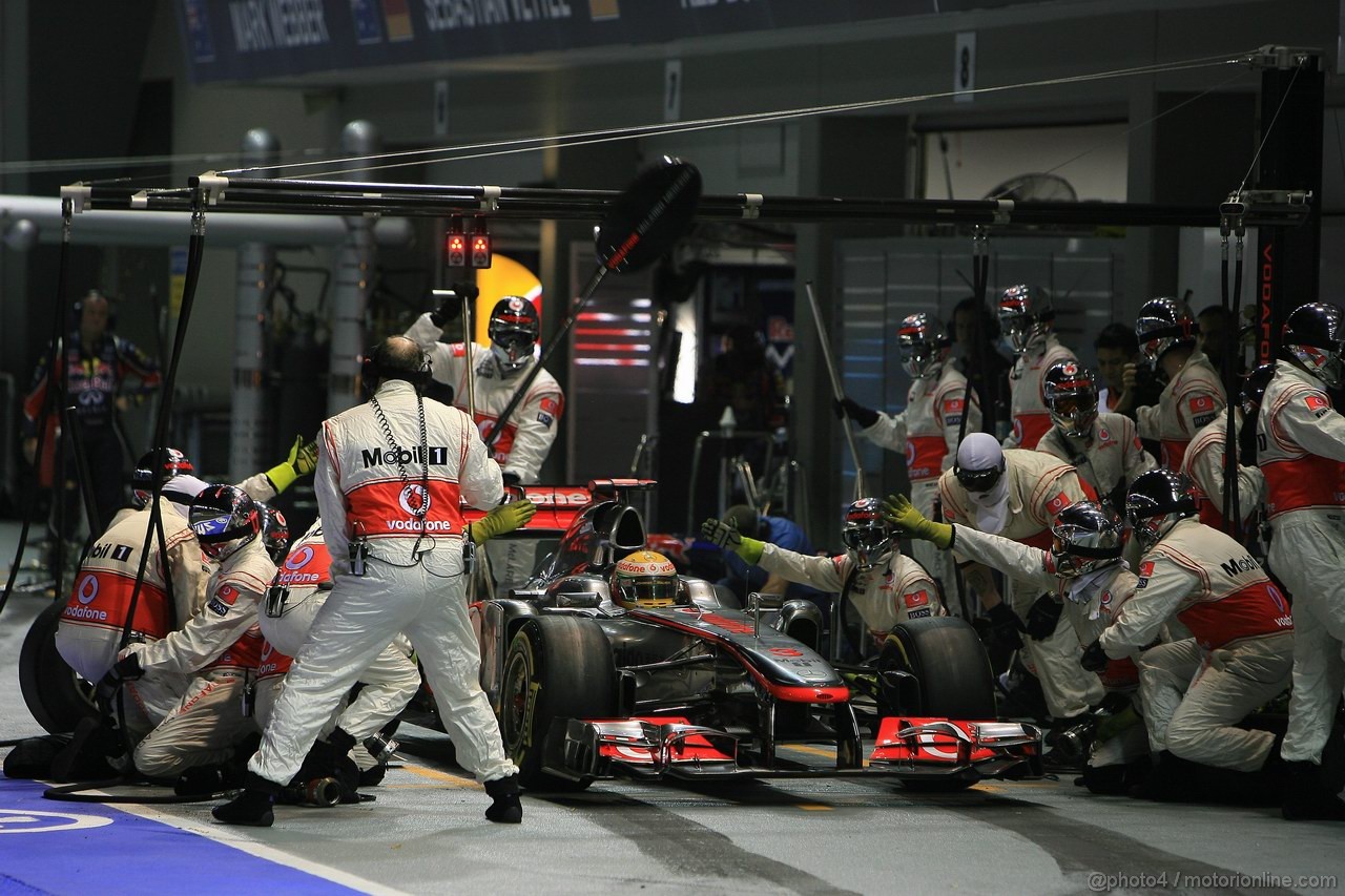GP SINGAPORE, 25.09.2011- Gara, Pit Stop, Lewis Hamilton (GBR), McLaren  Mercedes, MP4-26 