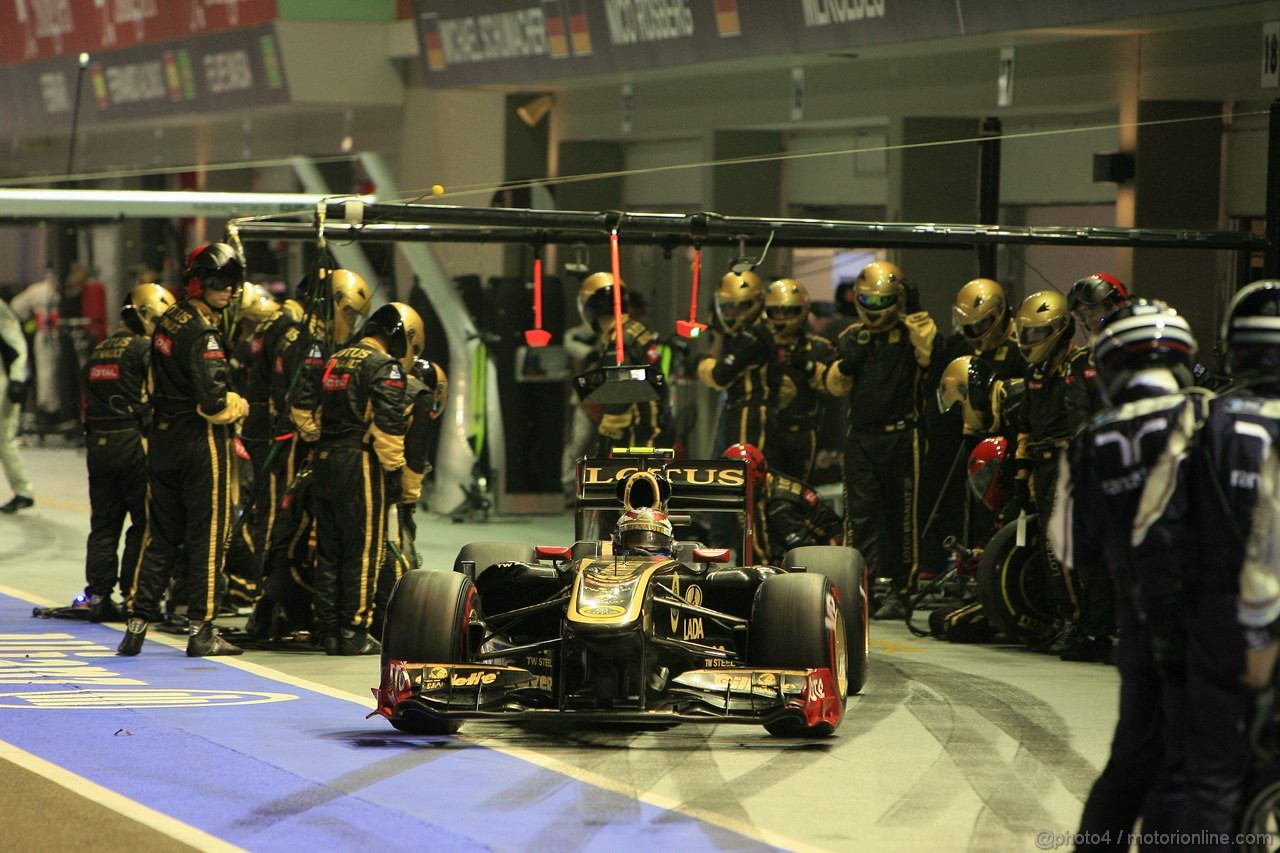 GP SINGAPORE, 25.09.2011- Gara, Pit Stop, Vitaly Petrov (RUS), Lotus Renault GP, R31 