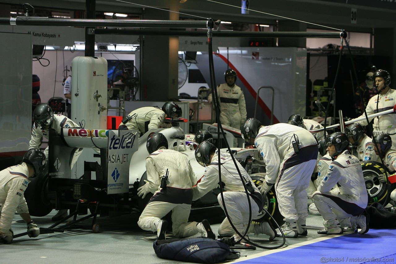GP SINGAPORE, 25.09.2011- Gara, Pit Stop, Kamui Kobayashi (JAP), Sauber F1 Team C30 