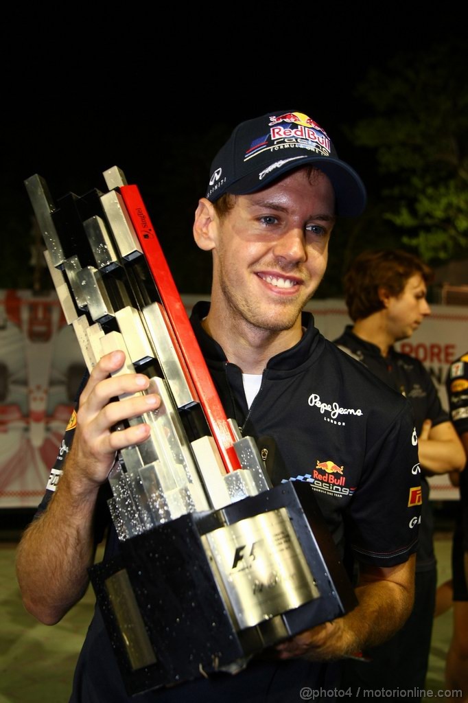 GP SINGAPORE, 25.09.2011- Gara, Festeggiamenti, Sebastian Vettel (GER), Red Bull Racing, RB7 vincitore 