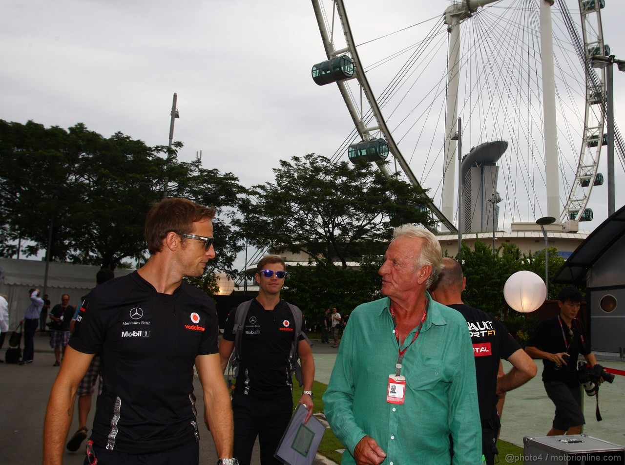 GP SINGAPORE, 22.09.2011- Jenson Button (GBR), McLaren  Mercedes, MP4-26 e his father John Button (GBR)