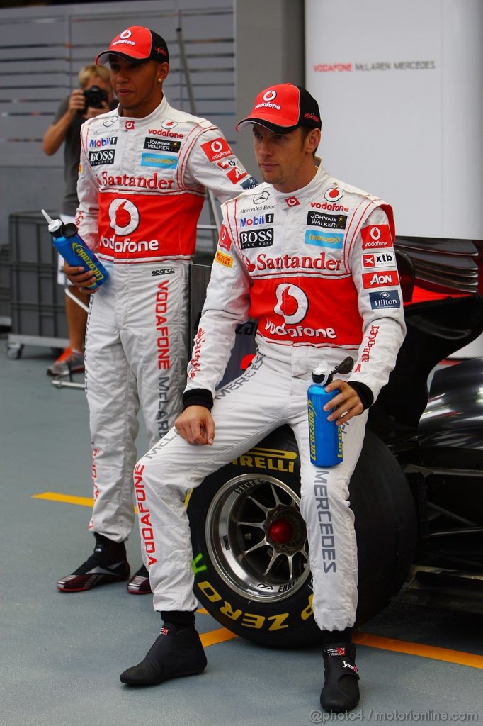 GP SINGAPORE, 22.09.2011- Lewis Hamilton (GBR), McLaren  Mercedes, MP4-26 e Jenson Button (GBR), McLaren  Mercedes, MP4-26 