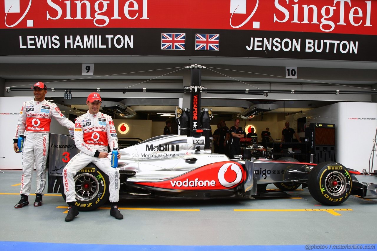 GP SINGAPORE, 22.09.2011- Lewis Hamilton (GBR), McLaren  Mercedes, MP4-26 e Jenson Button (GBR), McLaren  Mercedes, MP4-26 