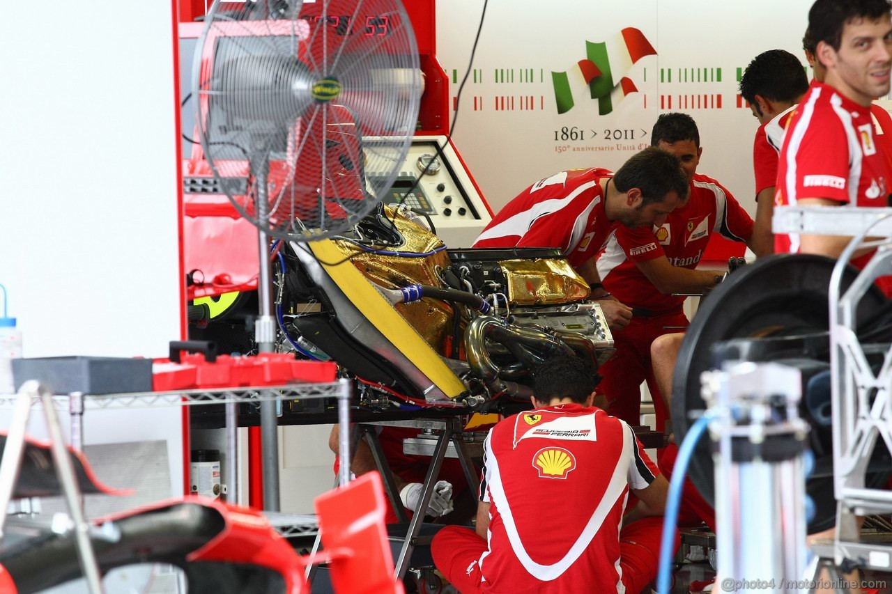 GP SINGAPORE, 22.09.2011- Mechanics work on the car