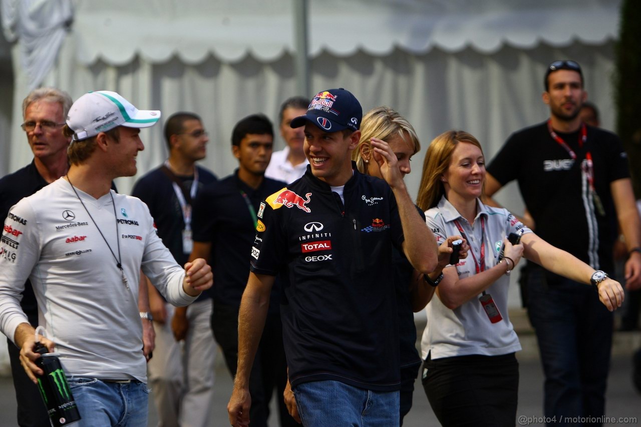 GP SINGAPORE, 22.09.2011- Nico Rosberg (GER), Mercedes GP Petronas F1 Team, MGP W02 e Sebastian Vettel (GER), Red Bull Racing, RB7 