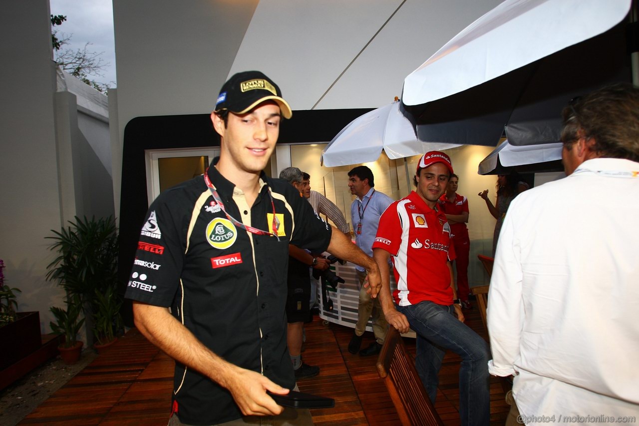 GP SINGAPORE, 22.09.2011- Bruno Senna (BRA), Lotus Renault GP R31 e Felipe Massa (BRA), Ferrari, F-150 Italia 