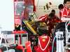 GP SINGAPORE, 22.09.2011- Mechanics work on the car