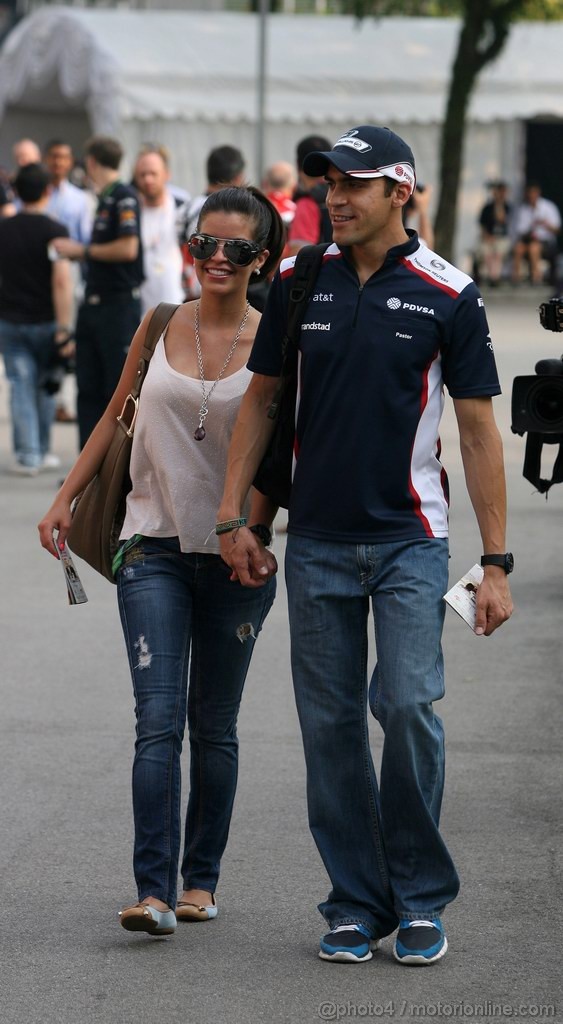 GP SINGAPORE, 24.09.2011- Pastor Maldonado (VEN), Williams FW33 e Domenica Gabriella Tarkany