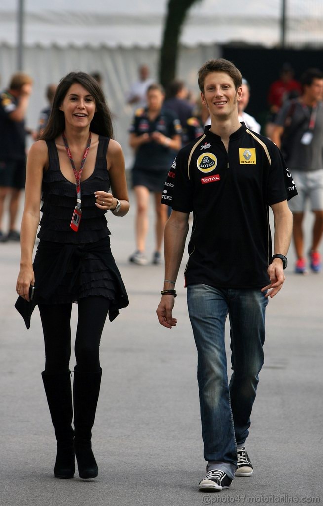 GP SINGAPORE, 24.09.2011- Romain Grosjean (FRA), Test Driver, Lotus Renault GP, R31 e Domenica Marion Jolles (FRA) 