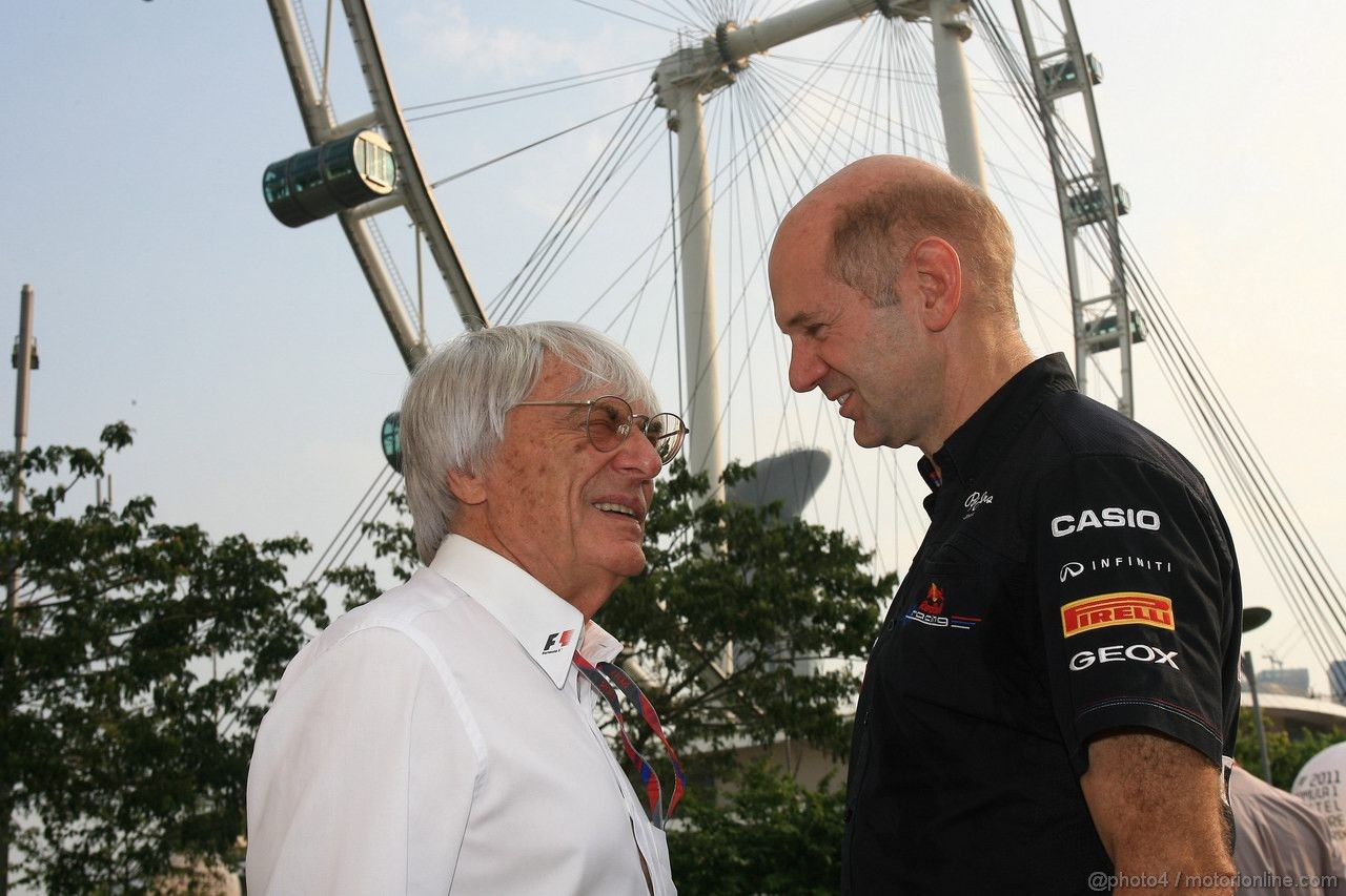 GP SINGAPORE, 24.09.2011- Bernie Ecclestone (GBR), President e CEO of Formula One Management  e Adrian Newey (GBR), Red Bull Racing , Technical Operations Director 