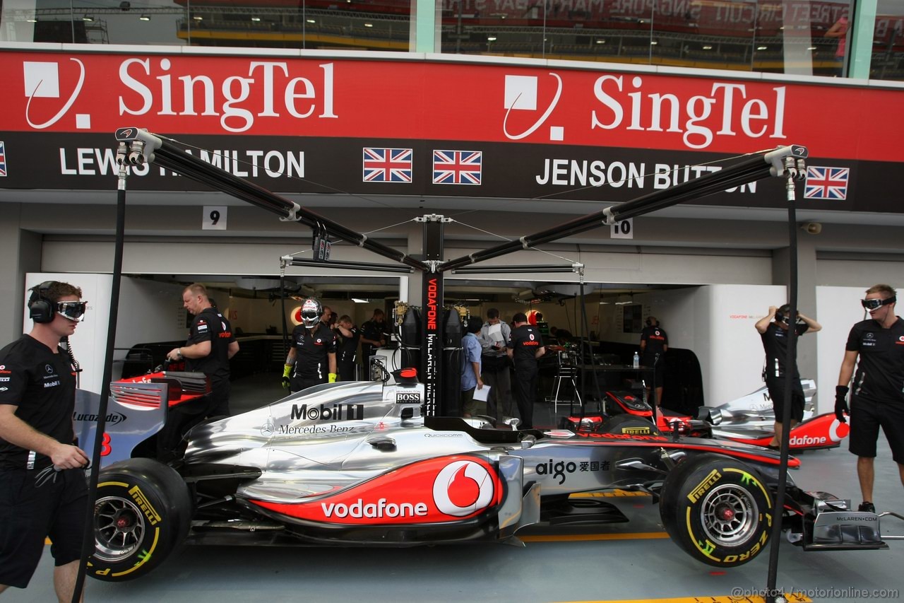GP SINGAPORE, 23.09.2011- Mechanics McLaren  Mercedes