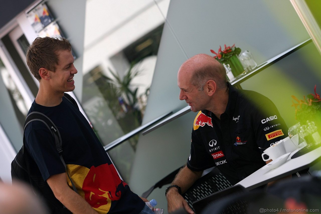 GP SINGAPORE, 23.09.2011- Sebastian Vettel (GER), Red Bull Racing, RB7 e Adrian Newey (GBR), Red Bull Racing , Technical Operations Director 