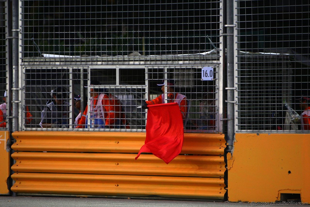 GP SINGAPORE, 23.09.2011- Prove Libere 1, Venerdi', Red flag