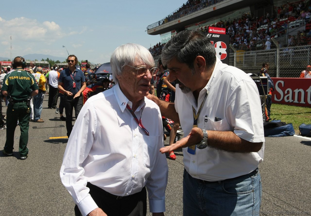 GP SPAGNA, 22.05.2011- Gara, Bernie Ecclestone (GBR), President e CEO of Formula One Management  e the father of Narain Karthikeyan (IND), Hispania Racing F1 Team, HRT 