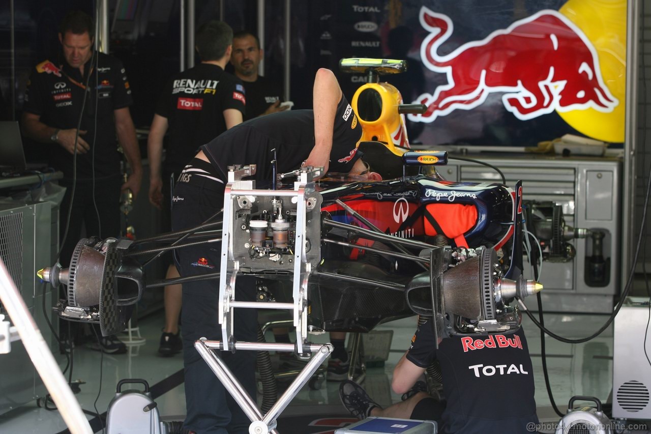 GP SPAGNA, 19.05.2011- Mechanics Red Bull Racing work on the car