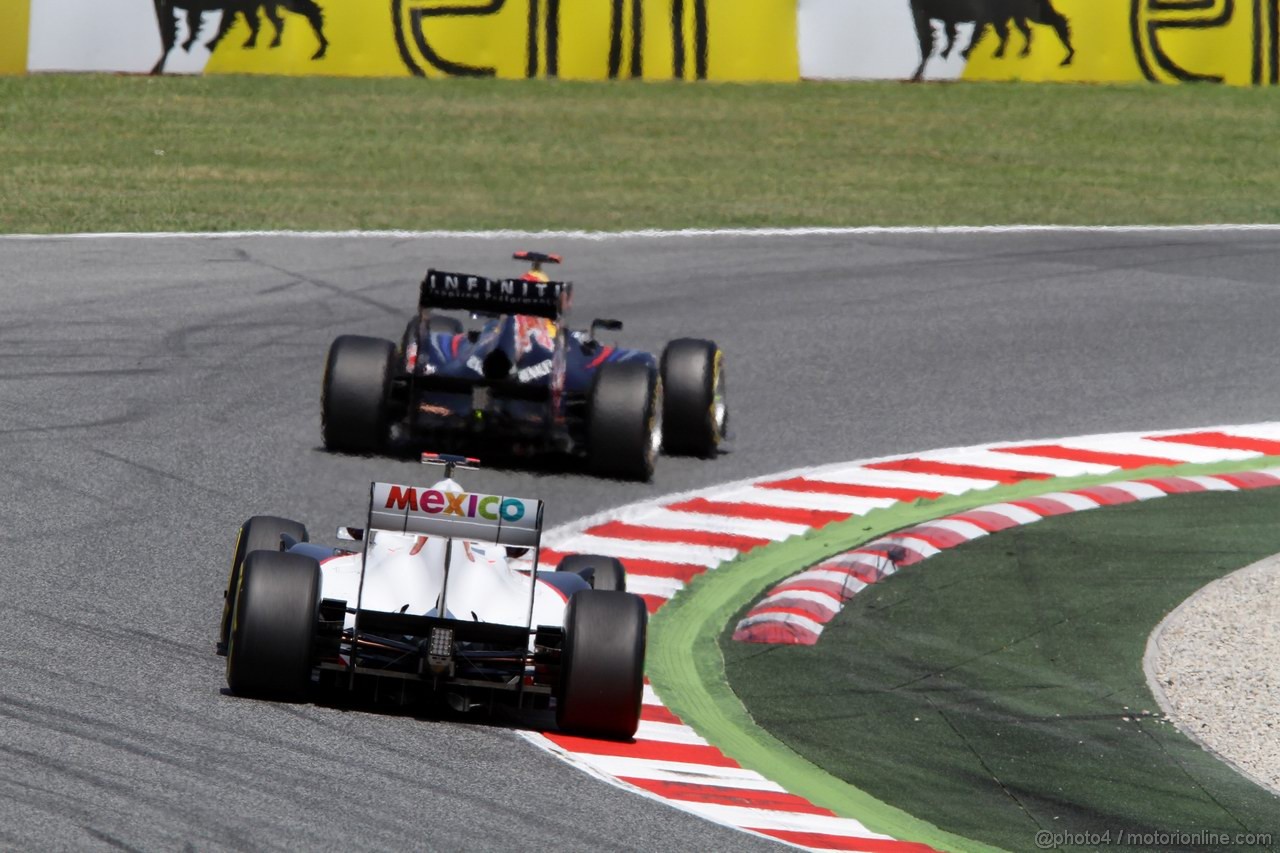 GP SPAGNA, 21.05.2011- Prove Libere 3, Sabato, Kamui Kobayashi (JAP), Sauber F1 Team C30 e Sebastian Vettel (GER), Red Bull Racing, RB7 