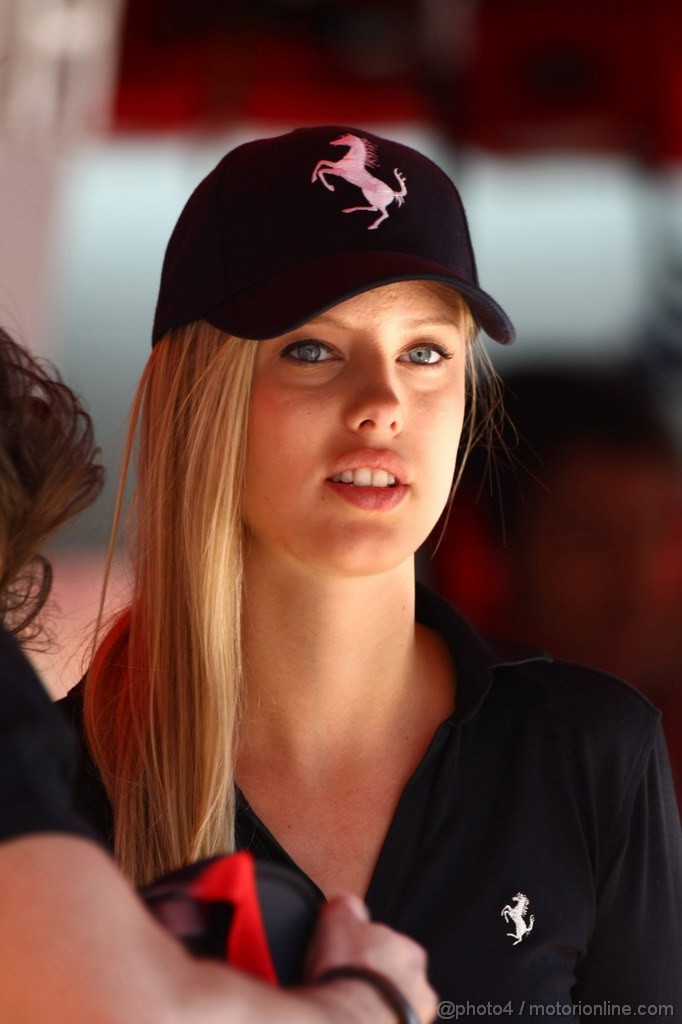 GP SPAGNA, 21.05.2011- Prove Libere 3, Sabato, Ragazza in the Pitlane
