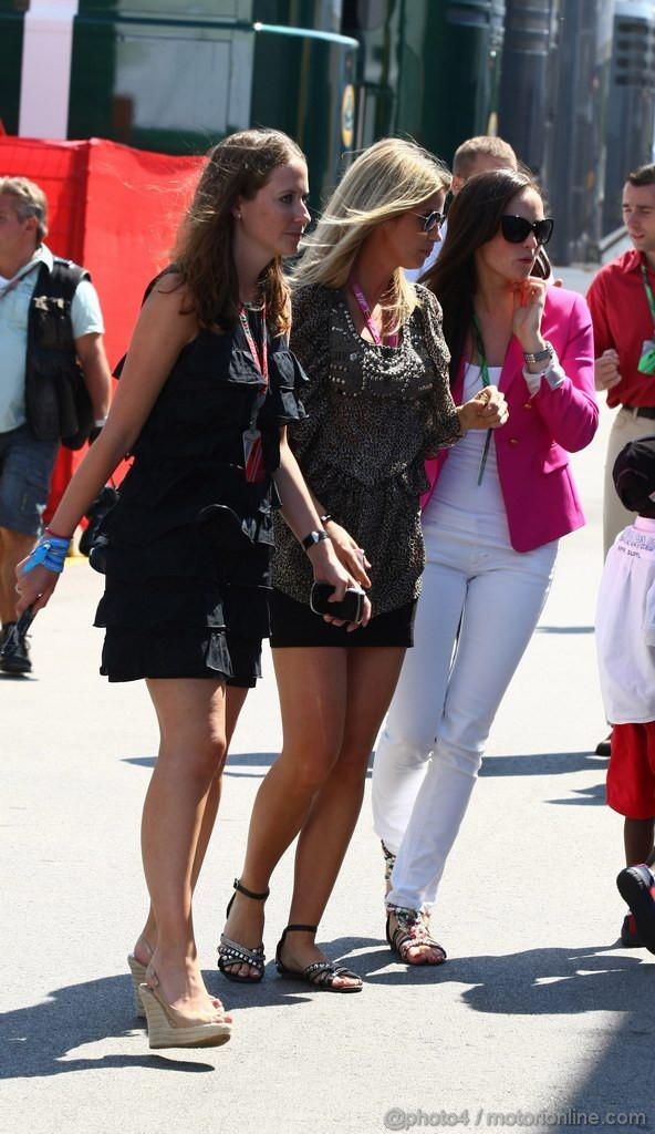 GP SPAGNA, 21.05.2011- ragazze nel paddock