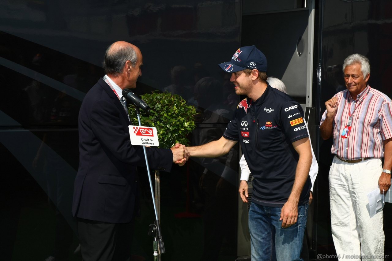 GP SPAGNA, 21.05.2011- Sebastian Vettel (GER), Red Bull Racing, honoured at the circuit with a plaque
