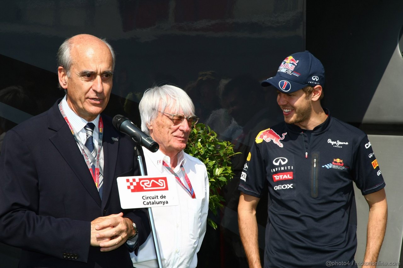 GP SPAGNA, 21.05.2011- Sebastian Vettel (GER), Red Bull Racing, honoured at the circuit with a plaque, Sebastian Vettel (GER), Red Bull Racing, RB7 e Bernie Ecclestone (GBR), President e CEO of Formula One Management