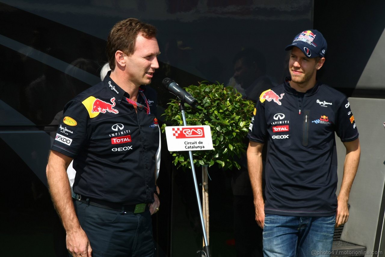 GP SPAGNA, 21.05.2011- Sebastian Vettel (GER), Red Bull Racing, honoured at the circuit with a plaque, Sebastian Vettel (GER), Red Bull Racing, RB7 e Christian Horner (GBR), Red Bull Racing, Sporting Director 