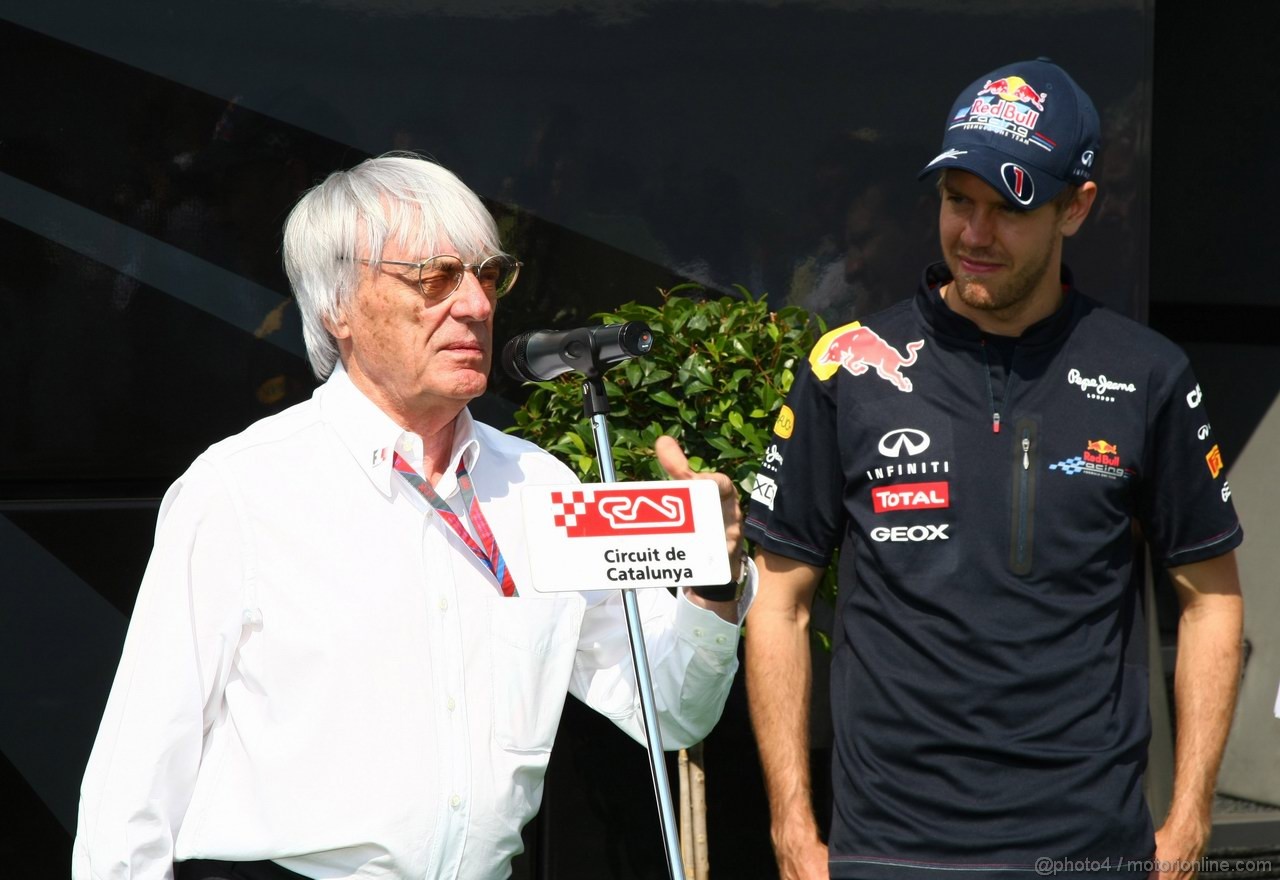 GP SPAGNA, 21.05.2011- Sebastian Vettel (GER), Red Bull Racing, honoured at the circuit with a plaqe, Sebastian Vettel (GER), Red Bull Racing, RB7 e Bernie Ecclestone (GBR), President e CEO of Formula One Management   