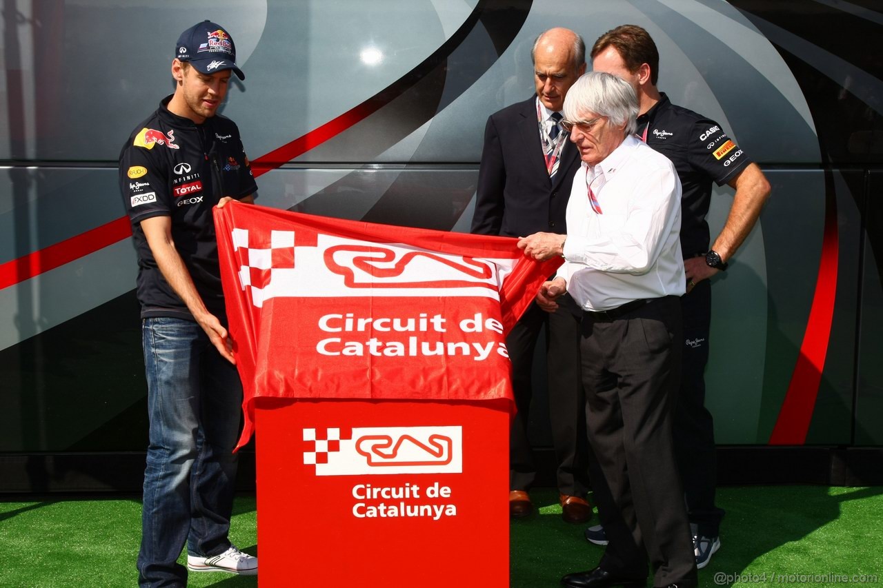 GP SPAGNA, 21.05.2011- Sebastian Vettel (GER), Red Bull Racing, honoured at the circuit with a plaque Sebastian Vettel (GER), Red Bull Racing, RB7, Bernie Ecclestone (GBR), President e CEO of Formula One Management  e Christian Horner (GBR), Red Bull Racing, Sporting Director 