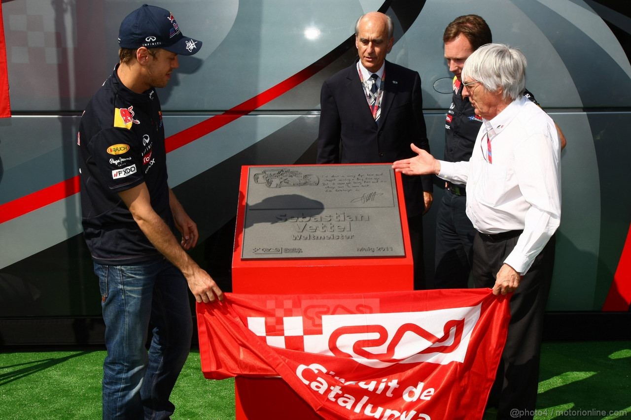 GP SPAGNA, 21.05.2011- Sebastian Vettel (GER), Red Bull Racing, honoured at the circuit with a plaque Sebastian Vettel (GER), Red Bull Racing, RB7, Bernie Ecclestone (GBR), President e CEO of Formula One Management e Christian Horner (GBR), Red Bull Racing, Sporting Director