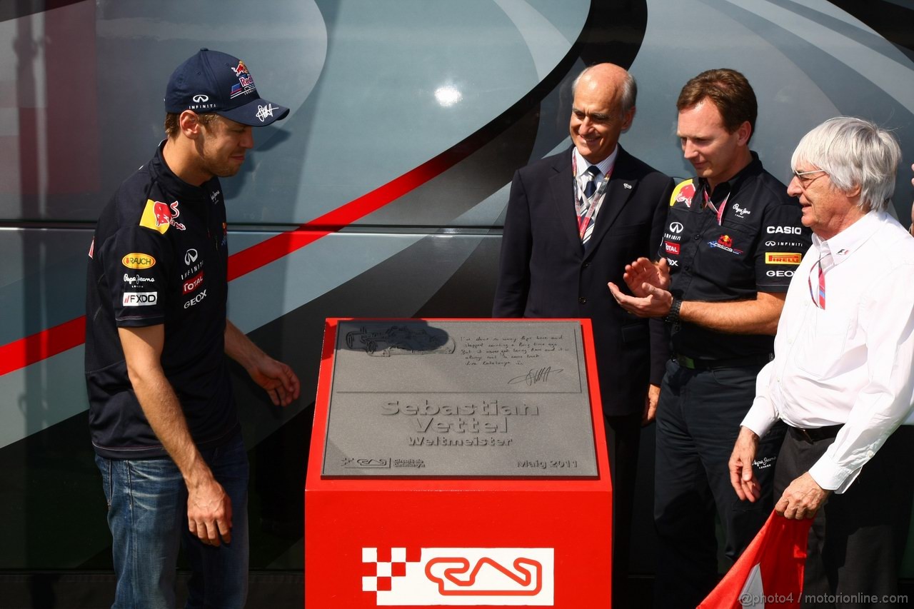GP SPAGNA, 21.05.2011- Sebastian Vettel (GER), Red Bull Racing, honoured at the circuit with a plaque Sebastian Vettel (GER), Red Bull Racing, RB7, Bernie Ecclestone (GBR), President e CEO of Formula One Management  e Christian Horner (GBR), Red Bull Racing, Sporting Director 