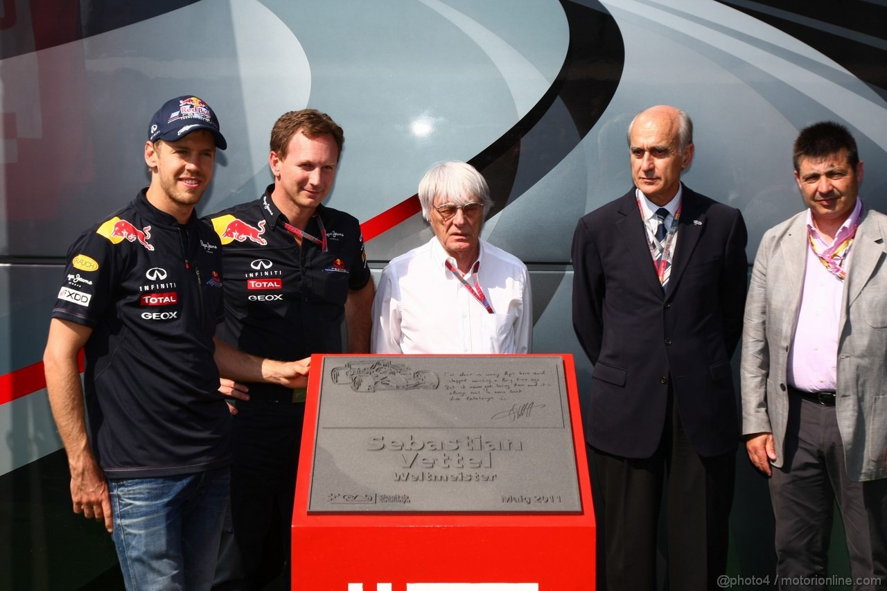 GP SPAGNA, 21.05.2011- Sebastian Vettel (GER), Red Bull Racing, honoured at the circuit with a plaque Sebastian Vettel (GER), Red Bull Racing, RB7, Bernie Ecclestone (GBR), President e CEO of Formula One Management  e Christian Horner (GBR), Red Bull Racing, Sporting Director 
