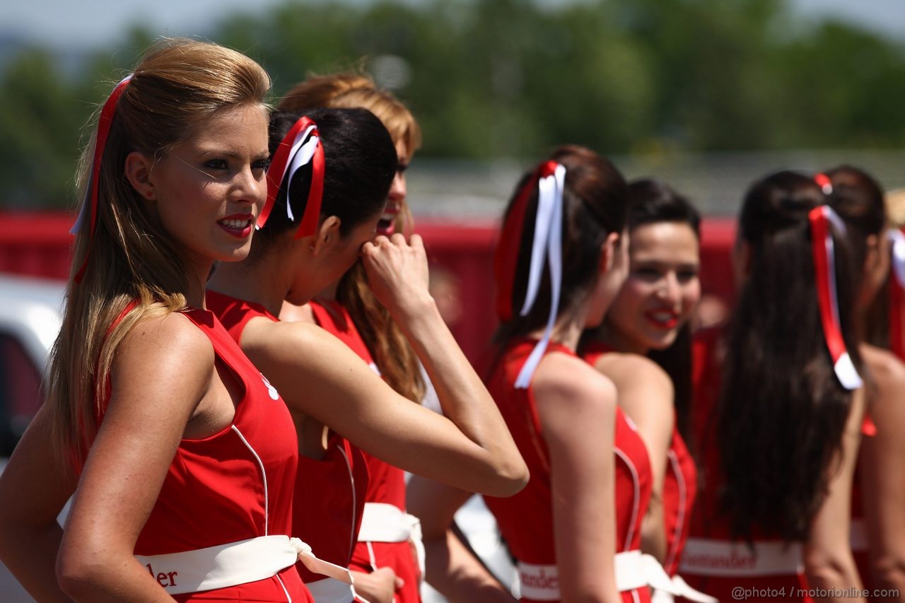 GP SPAGNA, 21.05.2011- grid girl, pitbabess 