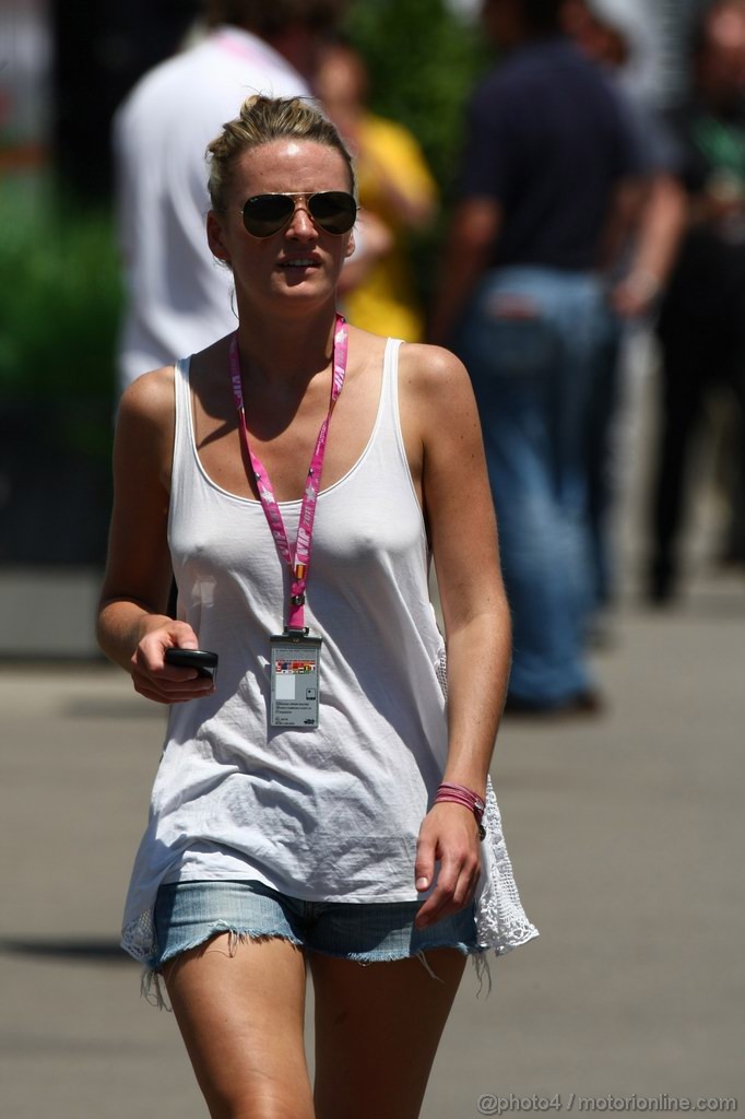 GP SPAGNA, 21.05.2011- ragazza nel paddock 