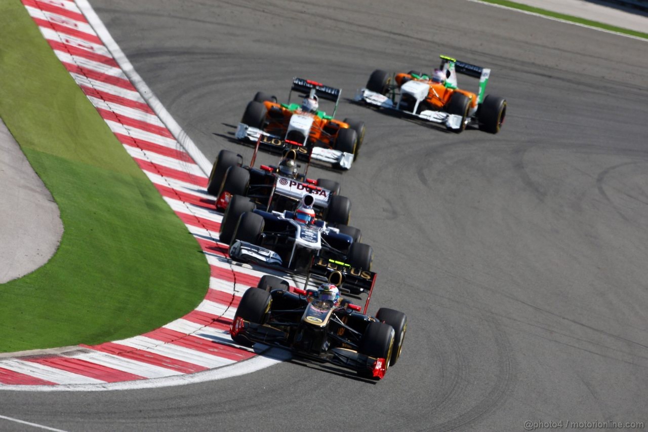 GP TURCHIA, 08.05.2011- Gara, Vitaly Petrov (RUS), Lotus Renault GP, R31 davanti a Rubens Barrichello (BRA), Williams FW33 