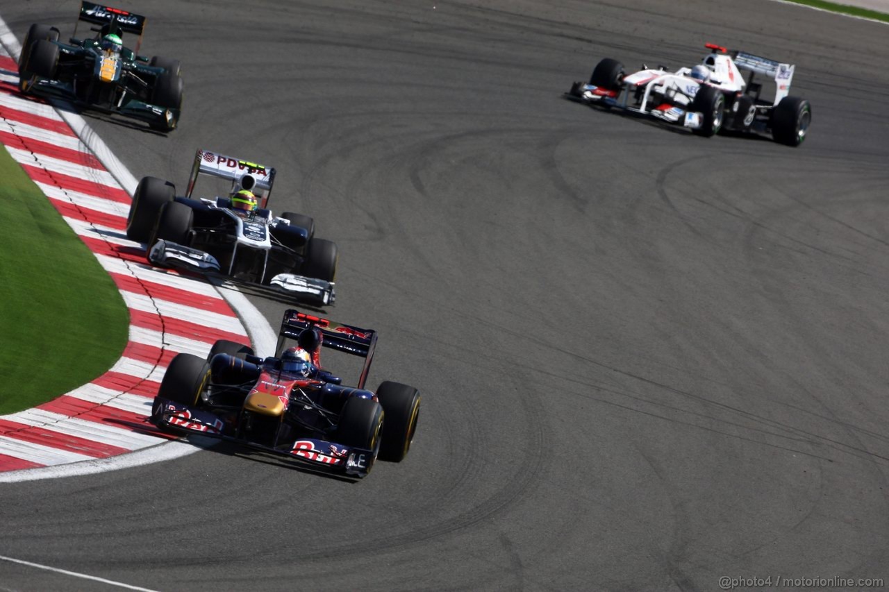 GP TURCHIA, 08.05.2011- Gara, Sébastien Buemi (SUI), Scuderia Toro Rosso, STR6 davanti a Pastor Maldonado (VEN), Williams FW33 