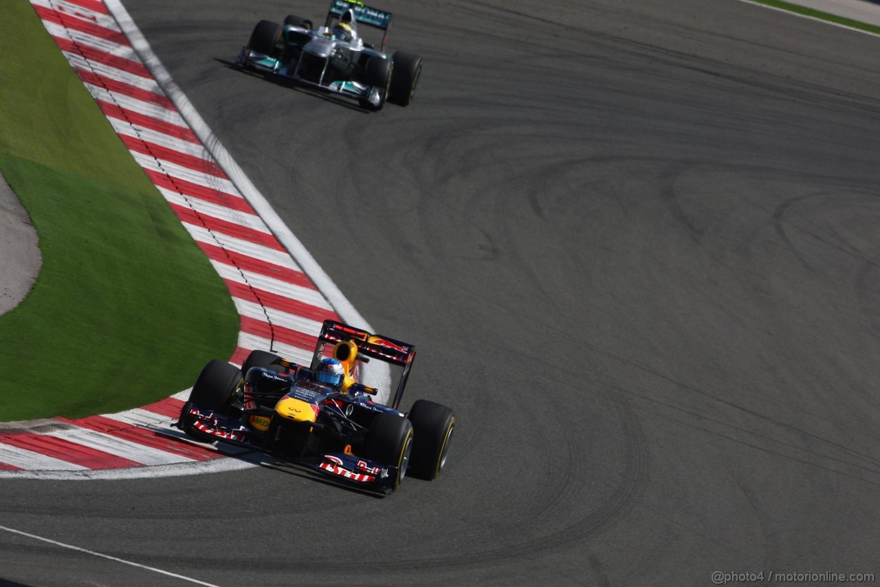 GP TURCHIA, 08.05.2011- Gara, Sebastian Vettel (GER), Red Bull Racing, RB7 davanti a Nico Rosberg (GER), Mercedes GP Petronas F1 Team, MGP W02 