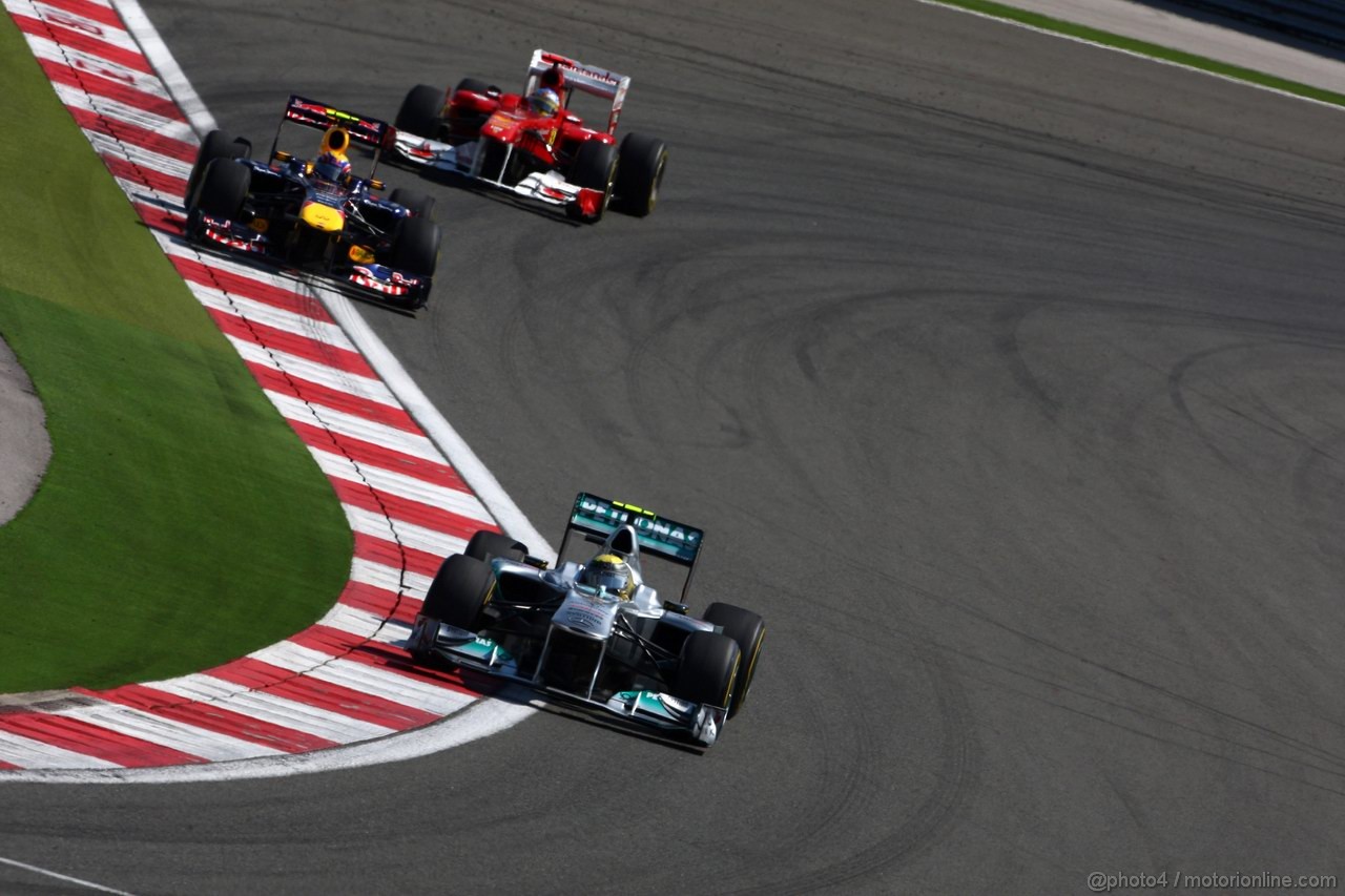 GP TURCHIA, 08.05.2011- Gara, Nico Rosberg (GER), Mercedes GP Petronas F1 Team, MGP W02 davanti a Mark Webber (AUS), Red Bull Racing, RB7 