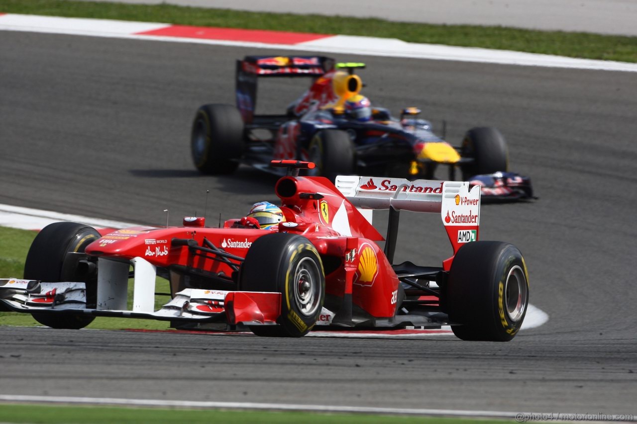 GP TURCHIA, 08.05.2011- Gara, Fernando Alonso (ESP), Ferrari, F-150 Italia davanti a Mark Webber (AUS), Red Bull Racing, RB7 