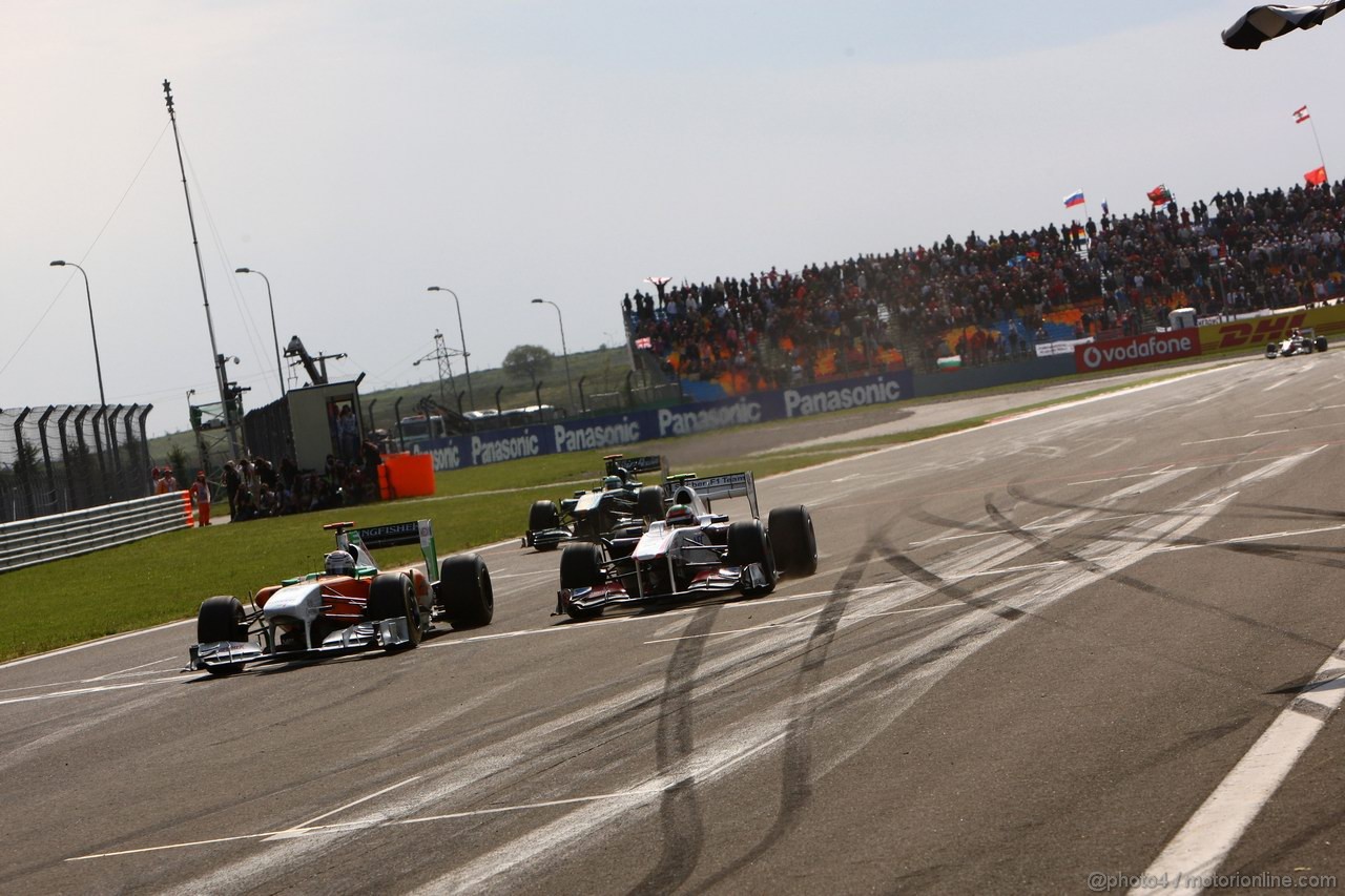 GP TURCHIA, 08.05.2011- Gara, Adrian Sutil (GER), Force India F1 Team, VJM04 e Sergio Pérez (MEX), Sauber F1 Team C30 
