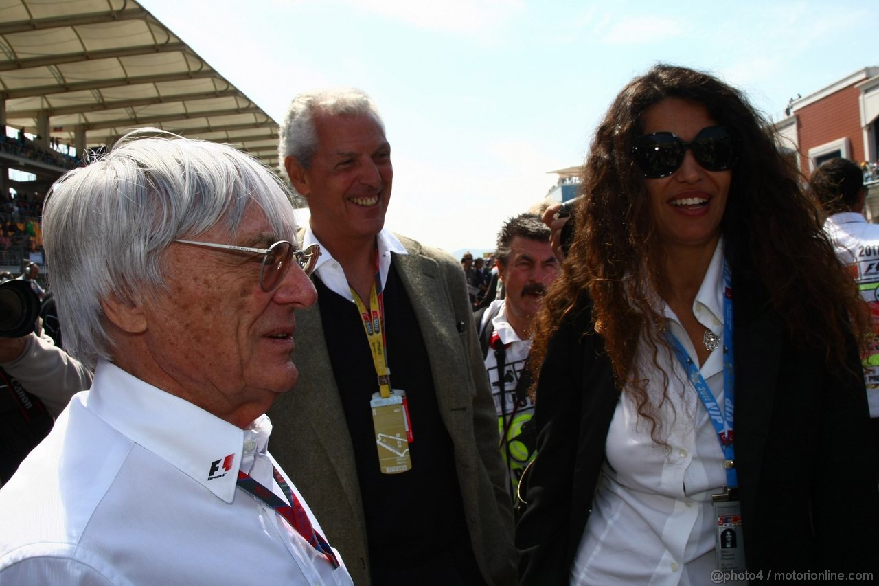 GP TURCHIA, 08.05.2011- Gara, Bernie Ecclestone (GBR), President e CEO of Formula One Management with Marco Tronchetti Provera (ITA), Pirelli's President e sua moglie Afef Jnifen