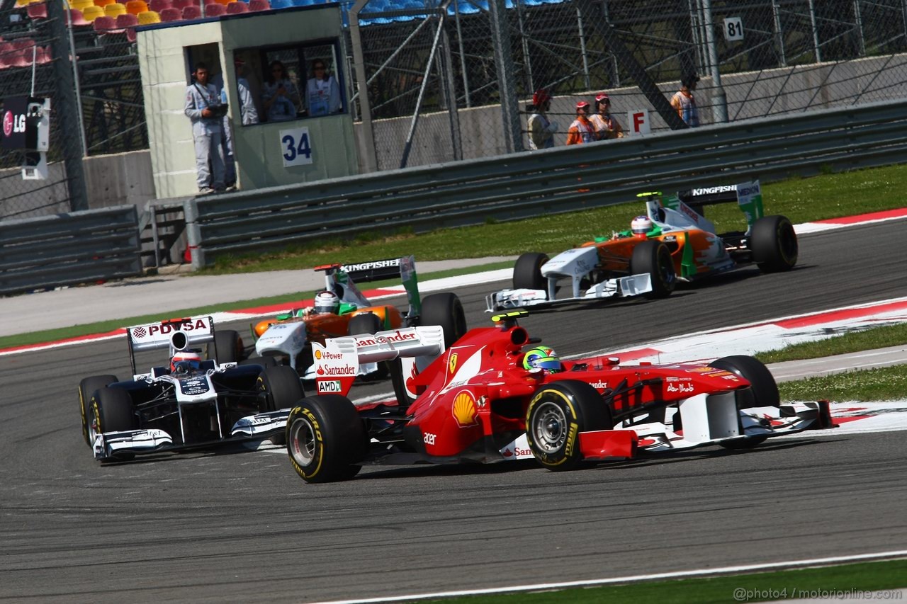 GP TURCHIA, 08.05.2011- Gara, Felipe Massa (BRA), Ferrari, F-150 Italia davanti a Rubens Barrichello (BRA), Williams FW33 