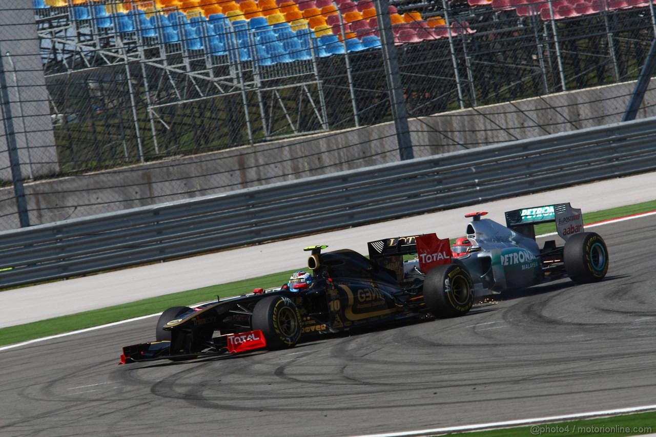 GP TURCHIA, 08.05.2011- Gara, Vitaly Petrov (RUS), Lotus Renault GP, R31 e Michael Schumacher (GER), Mercedes GP Petronas F1 Team, MGP W02 