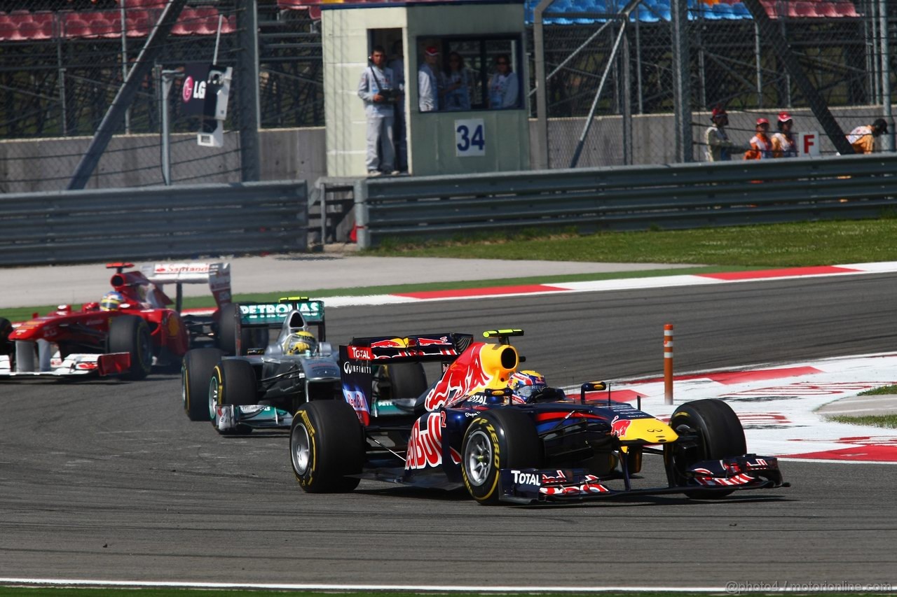 GP TURCHIA, 08.05.2011- Gara, Mark Webber (AUS), Red Bull Racing, RB7 davanti a Nico Rosberg (GER), Mercedes GP Petronas F1 Team, MGP W02 