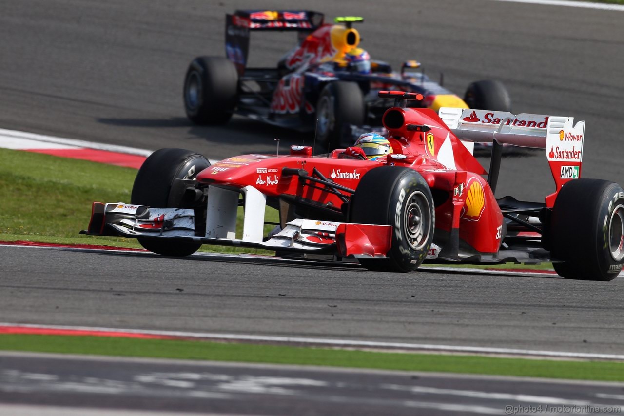 GP TURCHIA, 08.05.2011- Gara, Fernando Alonso (ESP), Ferrari, F-150 Italia davanti a Mark Webber (AUS), Red Bull Racing, RB7 