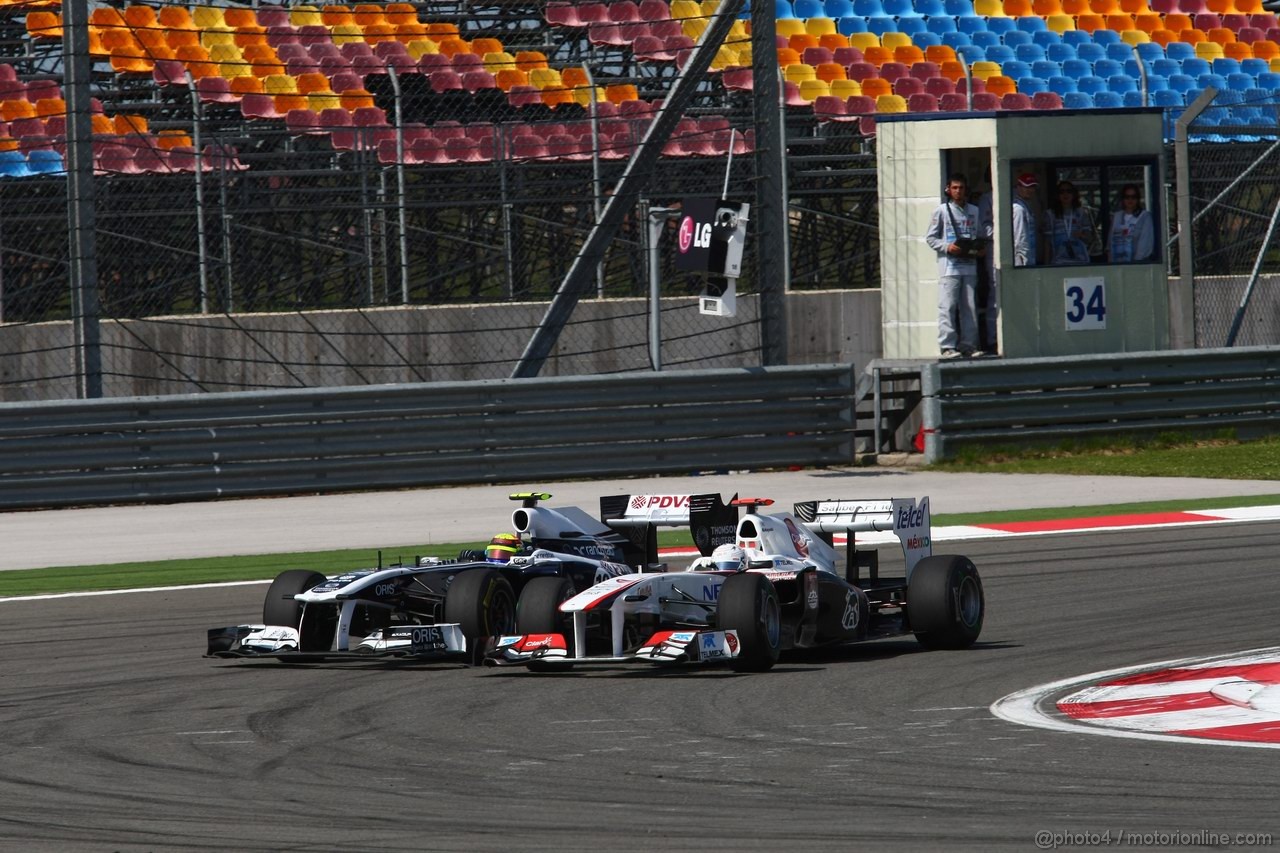 GP TURCHIA, 08.05.2011- Gara, Pastor Maldonado (VEN), Williams FW33 e Kamui Kobayashi (JAP), Sauber F1 Team C30 