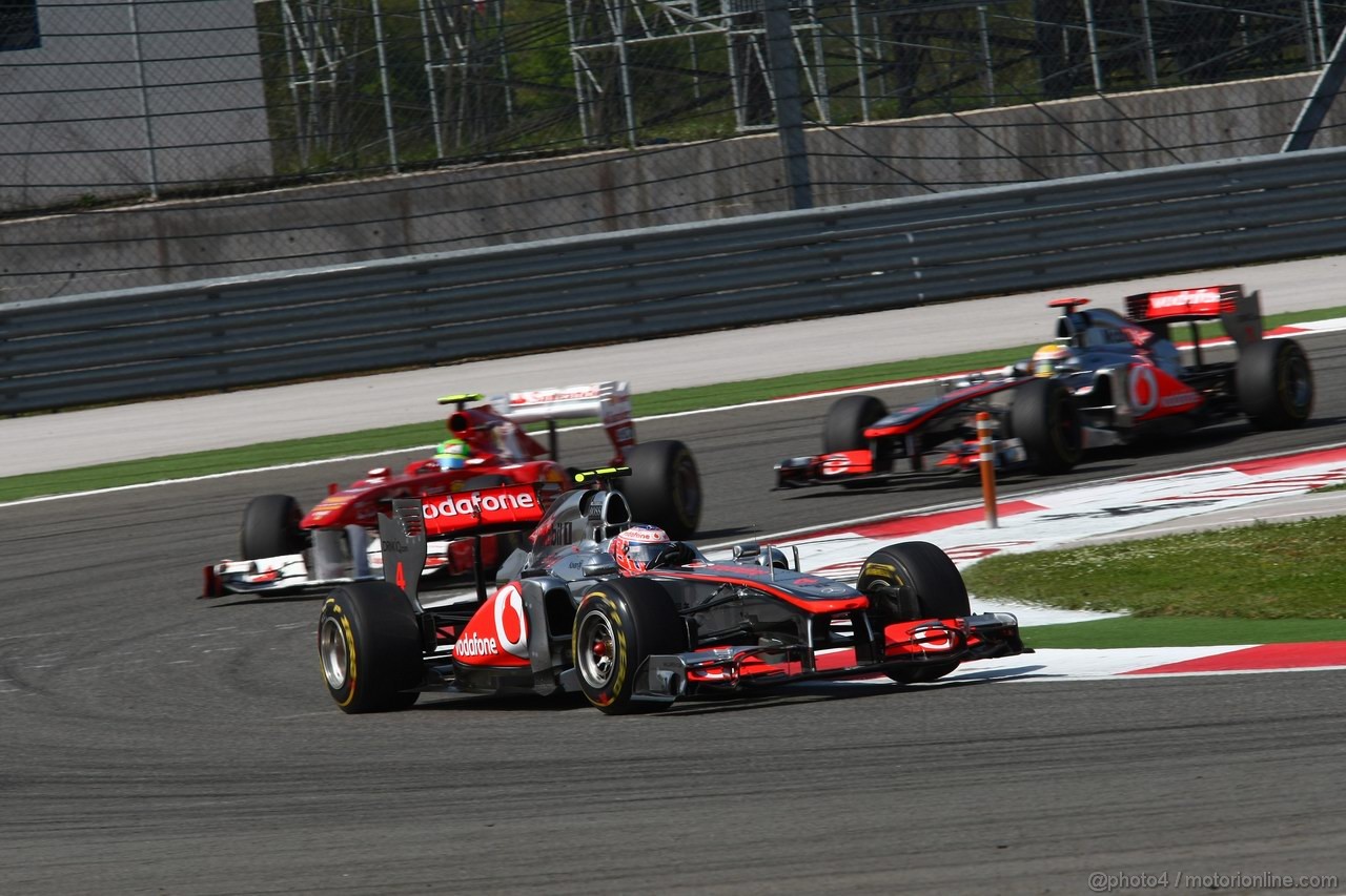 GP TURCHIA, 08.05.2011- Gara, Jenson Button (GBR), McLaren  Mercedes, MP4-26 davanti a Felipe Massa (BRA), Ferrari, F-150 Italia 